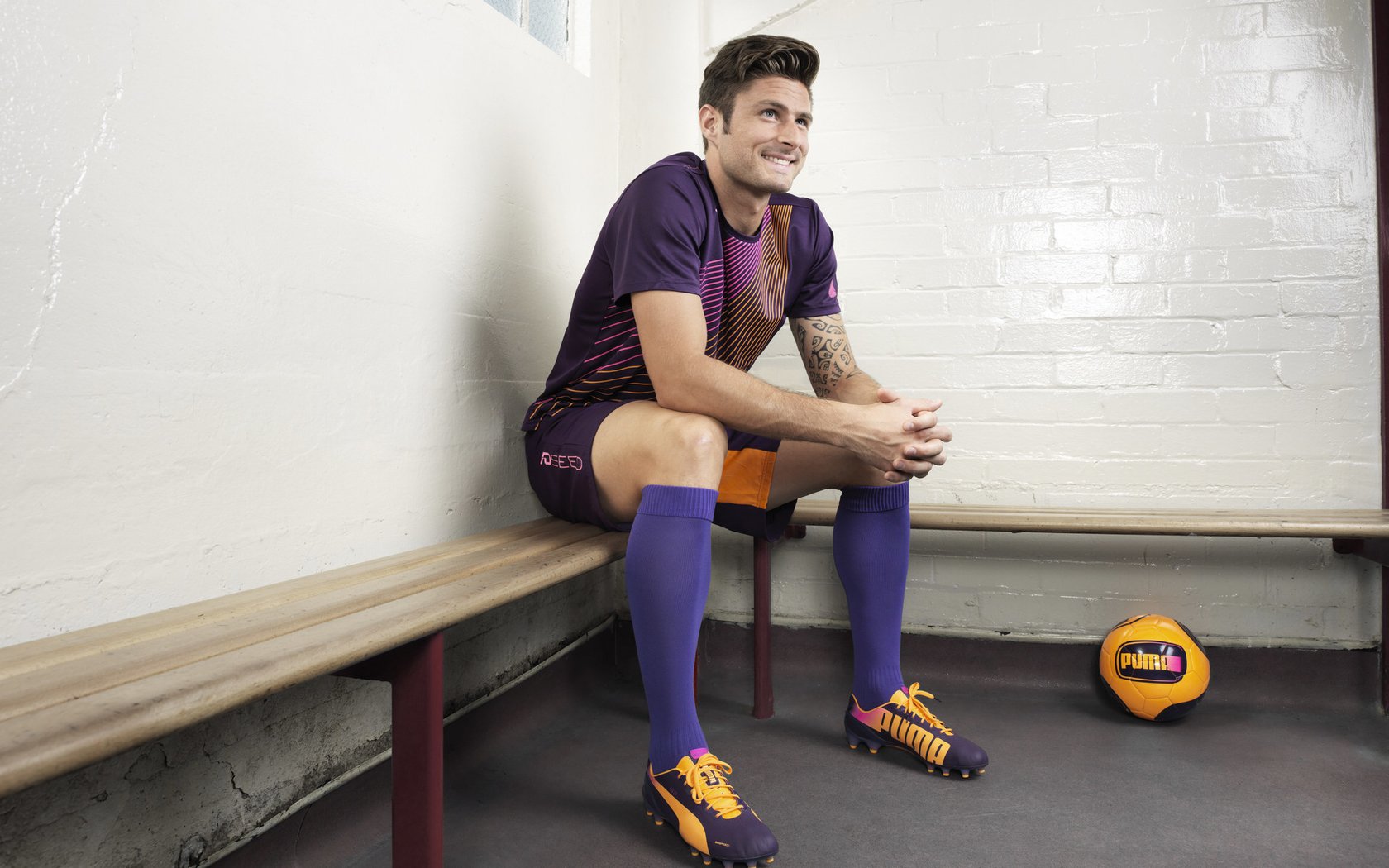 意甲青训采用双通道注意力训练提升传跑配合反应速度